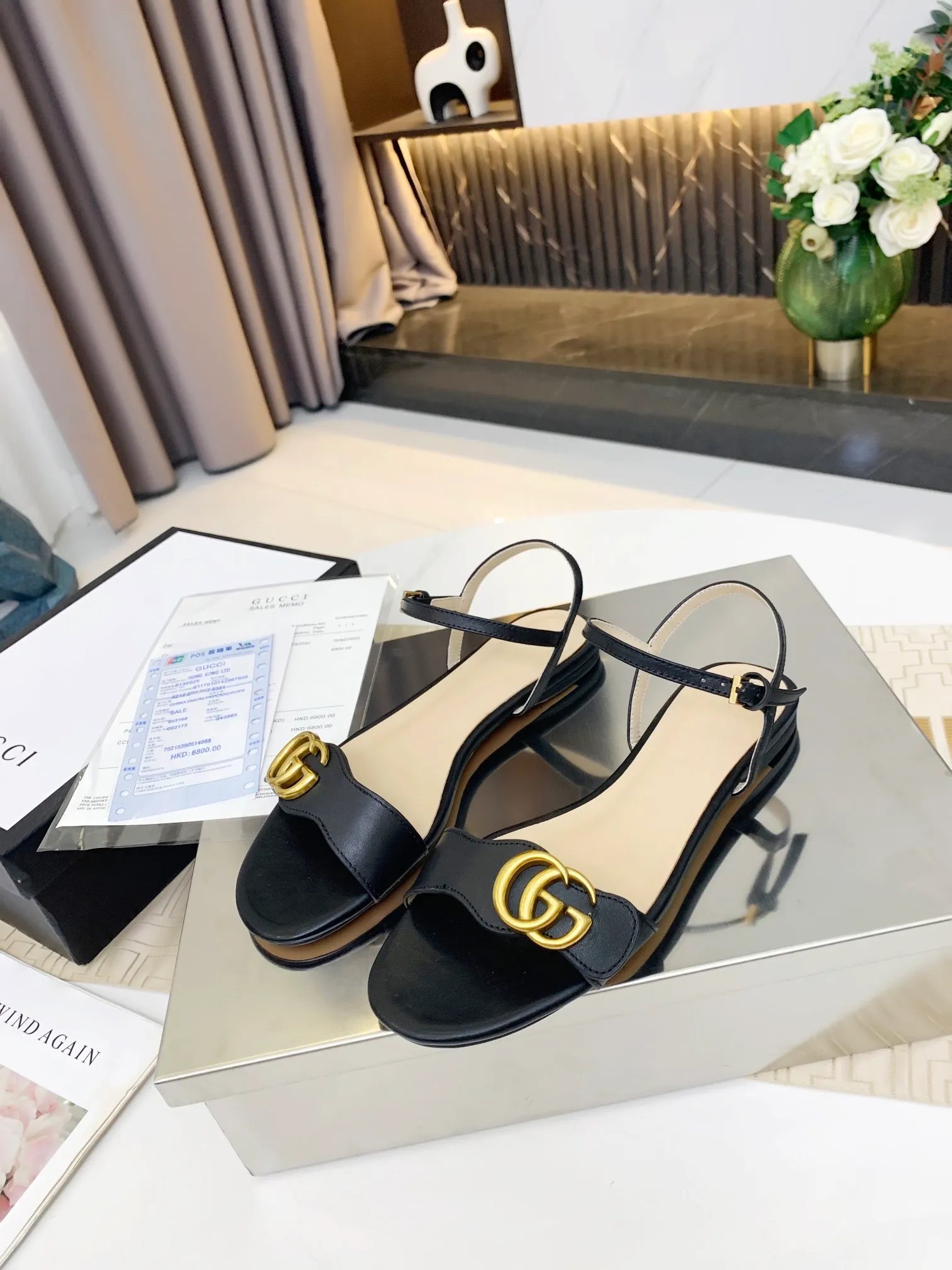 👟👟Ex-factory price 320👟👟 GUCCI’s new summer one-line sandals with exquisite bronze buckles are of great workmanship and reassuring. The leather is shiny and tough. Comfortable and super comfortable to walk. Recommend a sandal that meets the actual needs of the public✅ Fabric: First-layer cowhide Lining/foot pads: Sheepskin🐑 Rubber outsole. Color: Black White Code Number: 35-39 (41, 42 customized) Comes with receipt.